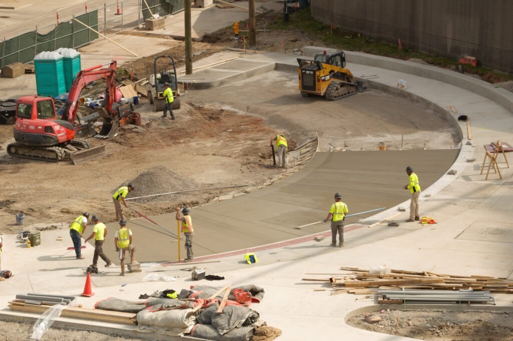 O concreto usinado oferece uma série de vantagens significativas em obras de grande porte.