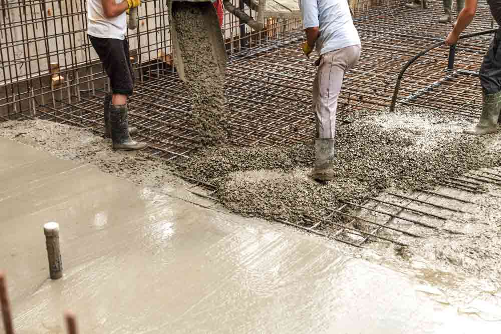 Descubra as vantagens e desvantagens do concreto usinado para sua obra. Saiba se vale a pena investir nessa opção!